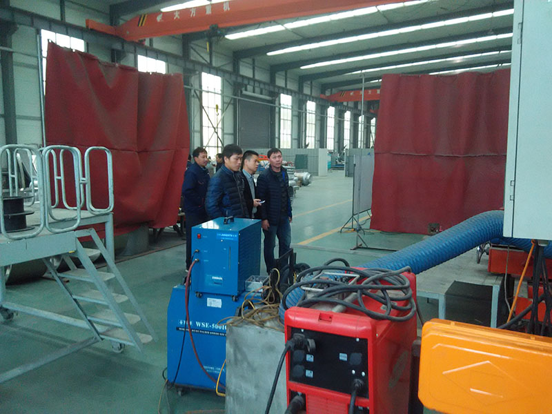 客戶參觀我公司鋁合金焊接自動(dòng)化設(shè)備。